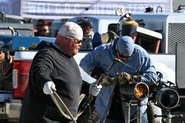 Des soudeurs participent au "Oilfield Skills Competition" lors du festival Oildorado, le 18 octobre 2025 à Taft, en Californie ( AFP / Robyn Beck )