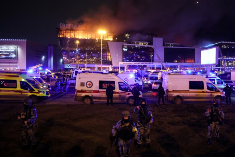 Des agents des forces de l'ordre sont déployés à l'extérieur de la salle de concert Crocus City Hall en feu, à la suite de la fusillade qui s'est produite à Krasnogorsk, près de Moscou, le 22 mars 2024 ( AFP / STRINGER )