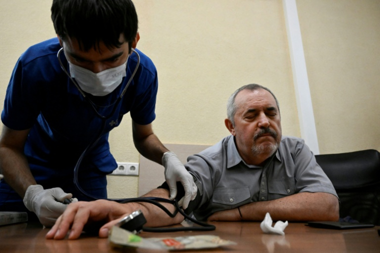 L'opposant russe Boris Nadejdine, poursuivi pour "démonstration de symboles extrémistes", reçoit des soins médicaux après un malaise lors d'une audience au tribunal de Dolgoproudny, dans la région de Moscou, le 17 juillet 2026 ( AFP / Alexander NEMENOV )