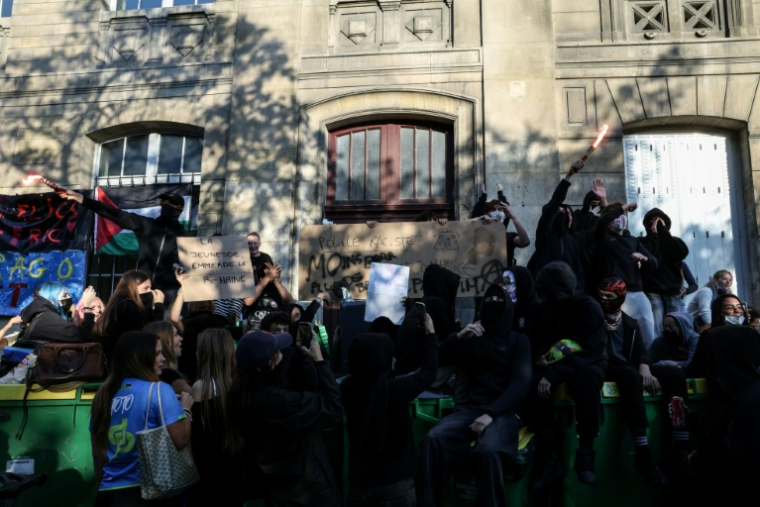 Des élèves bloquent le lycée Arago à Paris, le 29 septembre 2026 ( AFP / Kenzo TRIBOUILLARD )