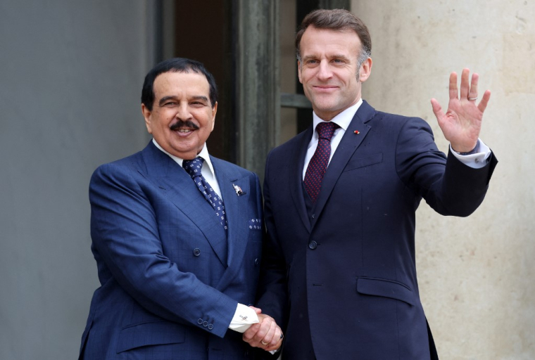 Emmanuel Macron et le roi du Bahreïn, Hamad ben Issa al-Khalifa, à Paris ce vendredi 6 février. ( AFP / LUDOVIC MARIN )