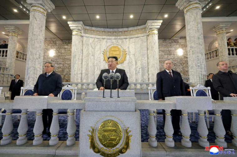 Le dirigeant coréen Kim Jong Un (au centre) assiste à un défilé militaire le 10 octobre 2025 à Pyongyang aux côtés du Premier ministre chinois Li Qiang (à gauche), du secrétaire général du Parti communiste vietnamien To Lam (à droite) et de l'ancien président russe Dmitri Medvedev ( KCNA VIA KNS / STR )