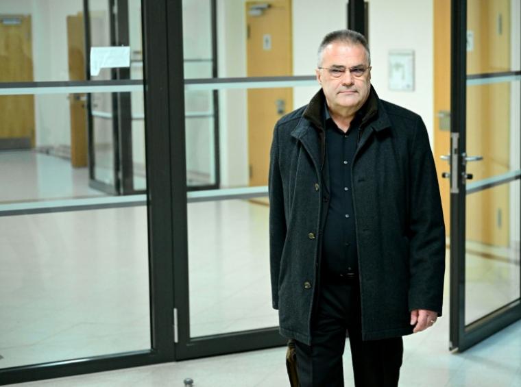 Egisto Ott, ancien agent du renseignement autrichien, au tribunal de Vienne, pour le début de son procès, le 22 janvier 2026 en Autriche ( APA / ROLAND SCHLAGER )