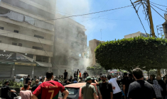 Des habitants sur le site d'une frappe aérienne israélienne qui a ciblé un bâtiment dans la banlieue sud de Beyrouth, le 14 juin 2026 au Liban ( AFP / Ibrahim AMRO )