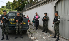 Des officiers de la police militaire montent la garde dans les rues proches de l'École chrétienne Elliot Dover à Tegucigalpa le 7 mai 2025 ( AFP / Orlando SIERRA )