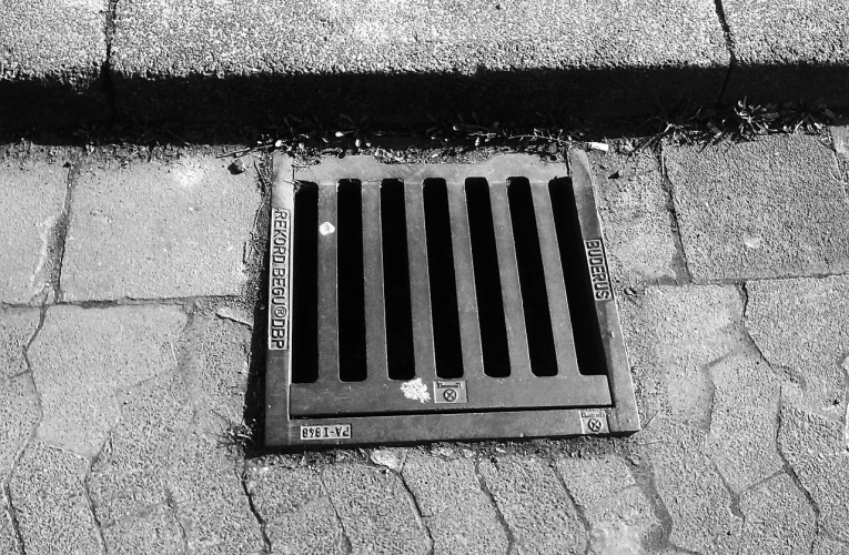Garer sa voiture sur une plaque d’égouts est en principe autorisé, sauf si un règlement municipal prévoit le contraire. (Illustration) (HolgersFotografie / Pixabay)