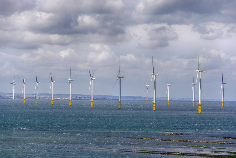 Un nouveau parc éolien en Normandie - iStock-korhil65