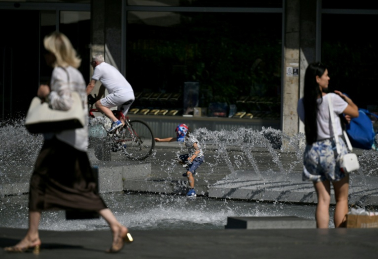 Un enfant se rafraîchit dans une fontaine à Belgrade, le 26 juin 2026 en Serbie, lors d'un épisode de canicule en Europe ( AFP / OLIVER BUNIC )