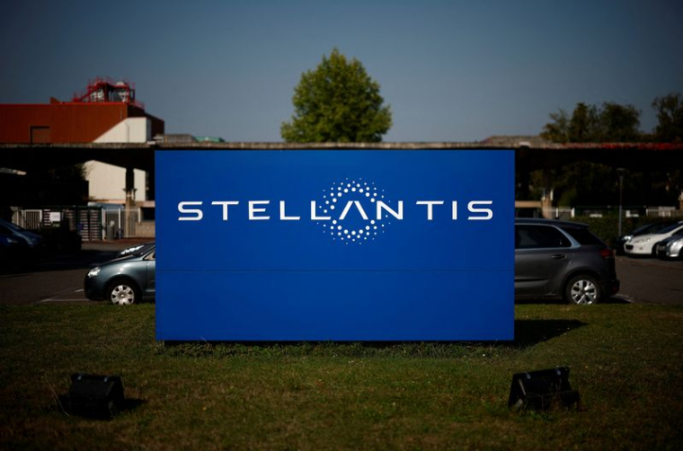 Logo de Stellantis à l'extérieur du bâtiment de la société à Chartres-de-Bretagne