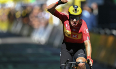 Jonas Abrahamsen lève le poing à l'arrivée de la 11e étape du Tour de France, le 16 juillet 2025 à Toulouse ( AFP / Marco BERTORELLO )