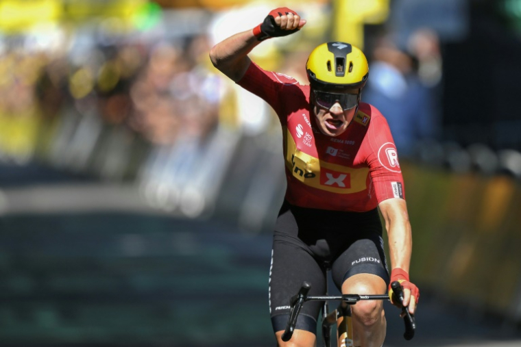 Jonas Abrahamsen lève le poing à l'arrivée de la 11e étape du Tour de France, le 16 juillet 2025 à Toulouse ( AFP / Marco BERTORELLO )