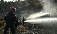 Les sapeurs-pompiers luttent pour combattre ce qu'il reste de l'incendie dans l'Aude et éviter qu'il ne reparte, à Albas, le 9 août 2025 ( AFP / Bertrand GUAY )