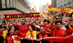 Des supporters de l'Espagne au Madison Square Garden de New York samedi 18 juillet, veille de la finale du Mondial contre l'Argentine. ( AFP / PATRICIA DE MELO MOREIRA )