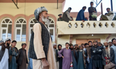 L’ouvrier Ghulam Sakhi Barat attend à Sheberghan avec d'autres hommes qui cherchent un emploi, dans la province de Jawzjan, le 20 octobre 2026 en Afghanistan ( AFP / Atif ARYAN )