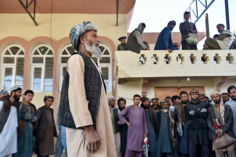 L’ouvrier Ghulam Sakhi Barat attend à Sheberghan avec d'autres hommes qui cherchent un emploi, dans la province de Jawzjan, le 20 octobre 2026 en Afghanistan ( AFP / Atif ARYAN )