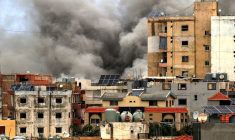 Une frappe aérienne israélienne sur un quartier de la ville de Tyr, dans le sud du Liban, le 15 mai 2026 ( AFP / KAWANT HAJU )