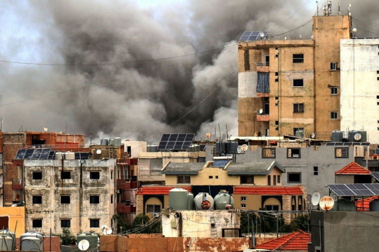 Une frappe aérienne israélienne sur un quartier de la ville de Tyr, dans le sud du Liban, le 15 mai 2026 ( AFP / KAWANT HAJU )