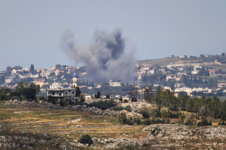 Un nuage de fumée s'élève après une frappe aérienne israélienne sur le village de Zawtar el-Charqiyé, dans le sud du Liban, le 24 mai 2026  ( AFP / - )
