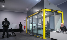 L'auteur présumé de l'attentat du marché de Noël à Magdebourg (est de l'Allemagne), le Saoudien islamophobe Taleb Jawad al-Abdulmohsen, brandit un ordinateur portable, dans un box vitré sécurisé, lors de son procès au tribunal, le 10 novembre 2025 ( AFP / Ronny HARTMANN )