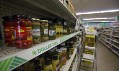 Des conserves en vente sont photographiées dans un magasin Dollar Tree à Pasadena, en Californie