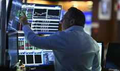 Un opérateur à la Bourse de New York le 12 mai 2025. ( AFP / ANGELA WEISS )