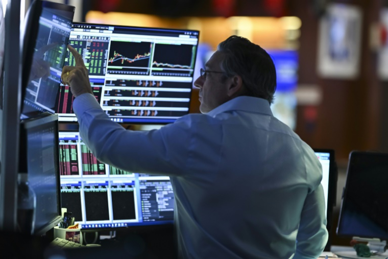 Un opérateur à la Bourse de New York le 12 mai 2025. ( AFP / ANGELA WEISS )