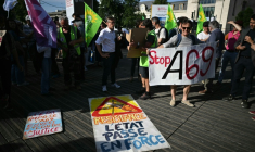 Des opposants au projet d'autoroute A69 entre les villes de Castres et de Toulouse se rassemblent à côté d'une pancarte portant l'inscription "Résistance, l'État force le passage" lors d'un rassemblement devant la gare de Toulouse, dans le sud-ouest de la France, le 28 mai 2025 ( AFP / Lionel BONAVENTURE )