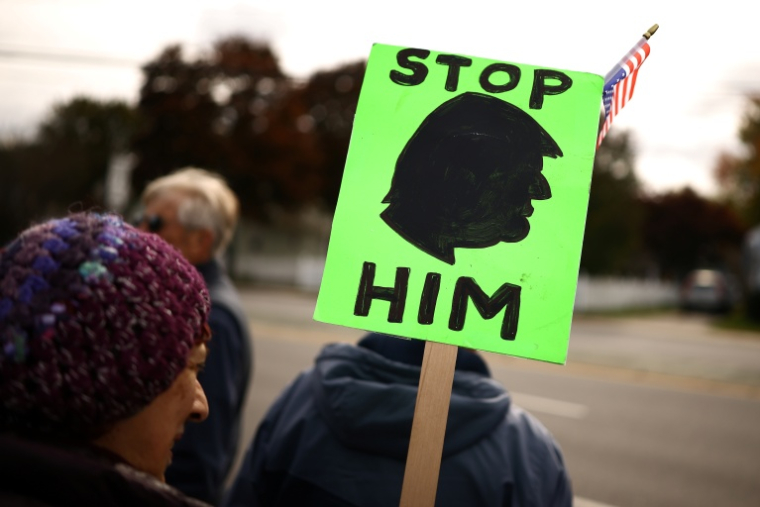 Lors d'une manifestation contre Donald Trump le 17 octobre 2026 à Portland, dans le Maine ( AFP / CHARLY TRIBALLEAU )