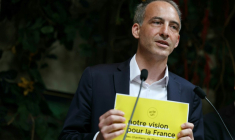 Raphaël Glucksmann à Paris le 23 juin 2025 ( AFP / Thomas SAMSON )