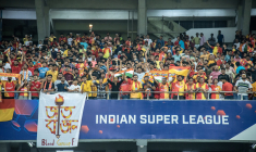 Les supporters d'un club indien envahissent le terrain pour fêter le titre