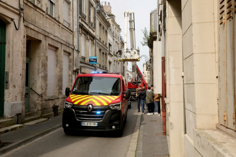 Des pompiers utilisent une grue pour rechercher deux collègues portés disparus après avoir été ensevelis sous les décombres en éteignant un incendie dans un immeuble à Laon, le 10 juin 2025 dans l'Aisne ( AFP / Francois LO PRESTI )