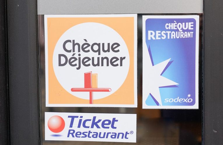 (Crédits photo : Adobe Stock - Affichage des titres restaurant acceptés par les restaurants et commerçants)