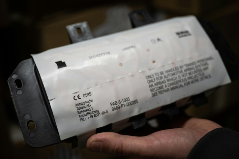 Un module d'airbag fabriqué par Takata, dans un garage à Mulhouse, le 19 février 2025 ( AFP / SEBASTIEN BOZON )