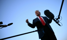 Le président américain Donald Trump s'adresse aux journalistes à Allentown, en Pennsylvanie, le 3 août 2025 ( AFP / Brendan SMIALOWSKI )