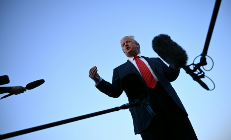 Le président américain Donald Trump s'adresse aux journalistes à Allentown, en Pennsylvanie, le 3 août 2025 ( AFP / Brendan SMIALOWSKI )