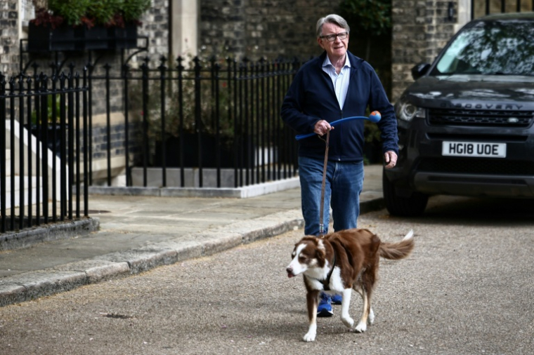 L'ancien ambassadeur du Royaume-Uni aux États-Unis, Peter Mandelson, promène son chien devant sa résidence dans le centre de Londres, le 20 avril 2026 ( AFP / Henry NICHOLLS )