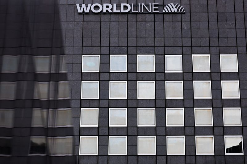 Le logo de la société de paiements Worldline est visible au siège de l'entreprise dans le quartier financier et d'affaires de La Défense