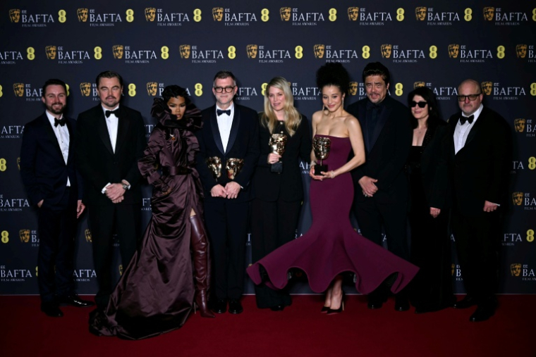 L'équipe du film "Une bataille après l'autre" récompensée du prix du meilleur film aux Bafta à Londres, le 22 février 2026 ( AFP / JUSTIN TALLIS )
