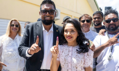 Le président du Guyana et candidat à sa réélection, Mohamed Irfaan Ali, et son épouse Arya après avoir voté dans un bureau de vote lors de l'élection présidentielle à Leonora, au Guyana, le 1er septembre 2025 ( AFP / Keno GEORGE )