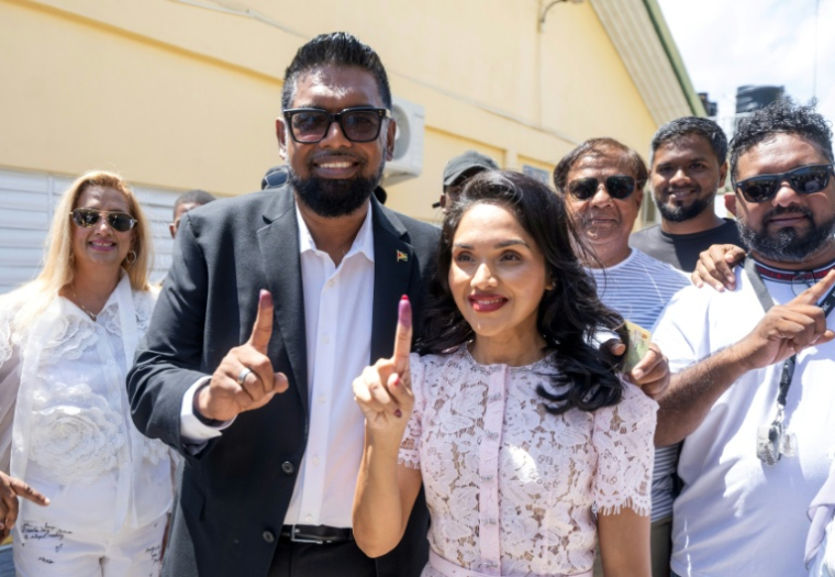 Le président du Guyana et candidat à sa réélection, Mohamed Irfaan Ali, et son épouse Arya après avoir voté dans un bureau de vote lors de l'élection présidentielle à Leonora, au Guyana, le 1er septembre 2025 ( AFP / Keno GEORGE )