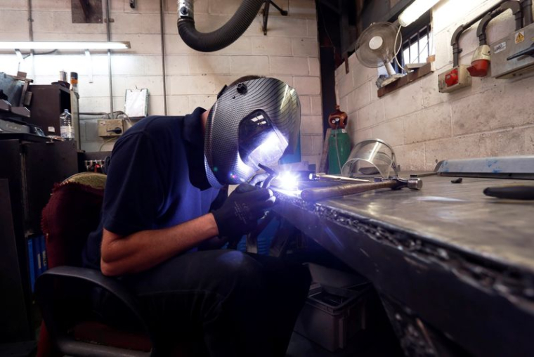 Un ouvrier travaille pour Contracts Engineering Ltd, un fabricant de produits en acier, en Angleterre