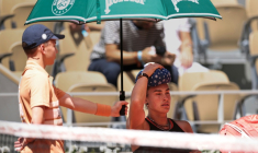 La Bélarusse Aryna Sabalenka entre deux jeux, sous un soleil  de plomb, le 26 mai 2026 à Roland-Garros ( AFP / Anne-Christine POUJOULAT )