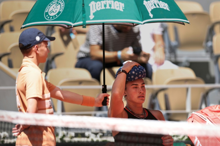 La Bélarusse Aryna Sabalenka entre deux jeux, sous un soleil  de plomb, le 26 mai 2026 à Roland-Garros ( AFP / Anne-Christine POUJOULAT )