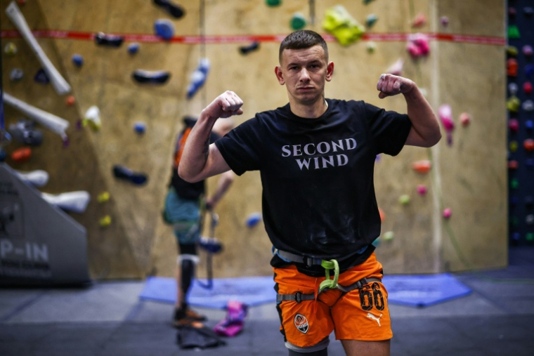 Un ancien soldat ukrainien, blessé au combat, dans une salle d'escalade à Kiev, le 26 février 2026 ( AFP / HENRY NICHOLLS )
