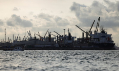 Des grues se dressent sur une installation de plateforme pétrolière à Lagos