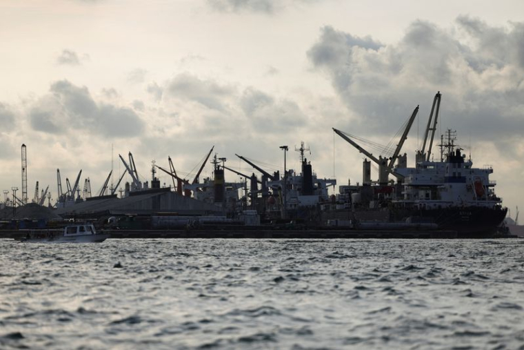 Des grues se dressent sur une installation de plateforme pétrolière à Lagos