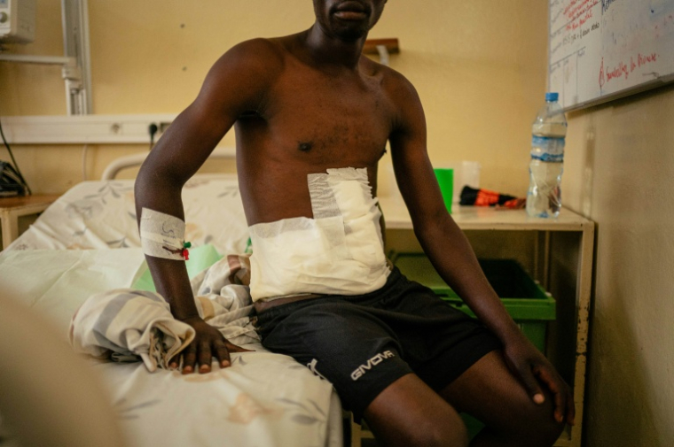 blessé lors du bombardement du marché de Mushaki, est soigné à  l'hôpital de Goma, soutenu par le Comité international de la Croix-Rouge (CICR), le 14 mai 2026 en RDC ( AFP / Jospin Mwisha )