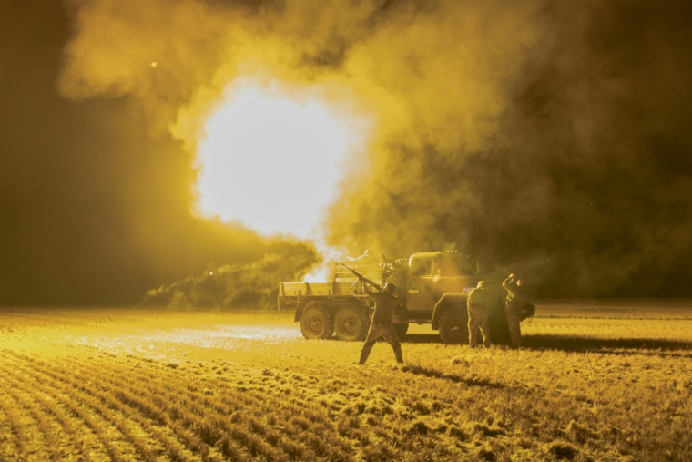 Des militaires ukrainiens de l'unité mobile de défense aérienne de la 59e brigade tirent un canon automatique antiaérien double ZU-23 de fabrication soviétique vers un drone russe depuis un champ de tournesols, lors d'une attaque aérienne près de Pavlograd, dans la région de Dnipropetrovsk, le 19 juillet 2025 ( AFP / Roman PILIPEY )