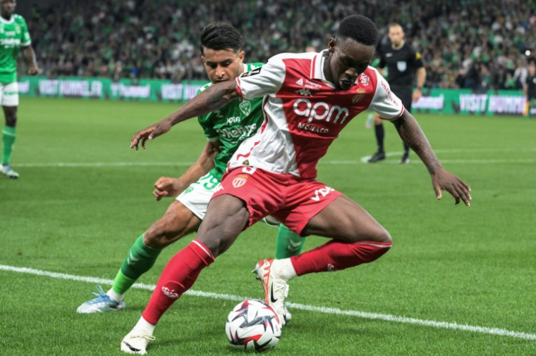Le Monégasque Folarin Balogun au duel avec le Stéphanois Aimen Moueffek lors du match de Ligue 1 entre Monaco et Saint-Etienne à Geoffroy-Guichard le 3 mai 2025 ( AFP / JEAN-PHILIPPE KSIAZEK )