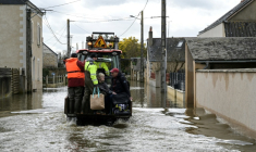 Des habitants évacués en raison des inondations à Cheffes (Maine-et-Loire) le 20 février 2026 ( AFP / Damien MEYER )